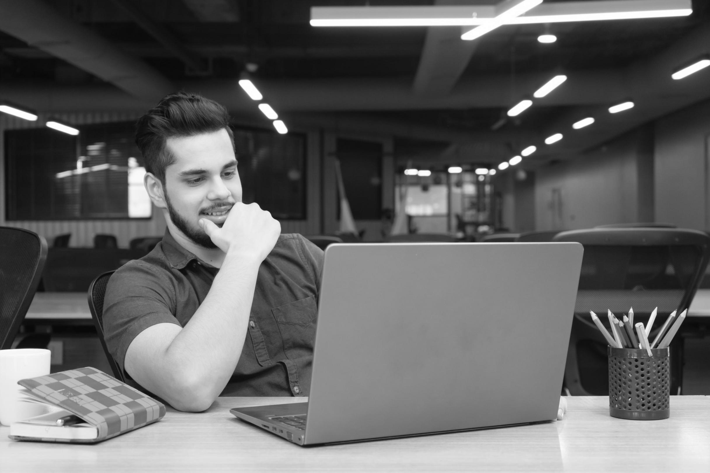 Sessione interattiva di monitoraggio budget con strumenti pratici