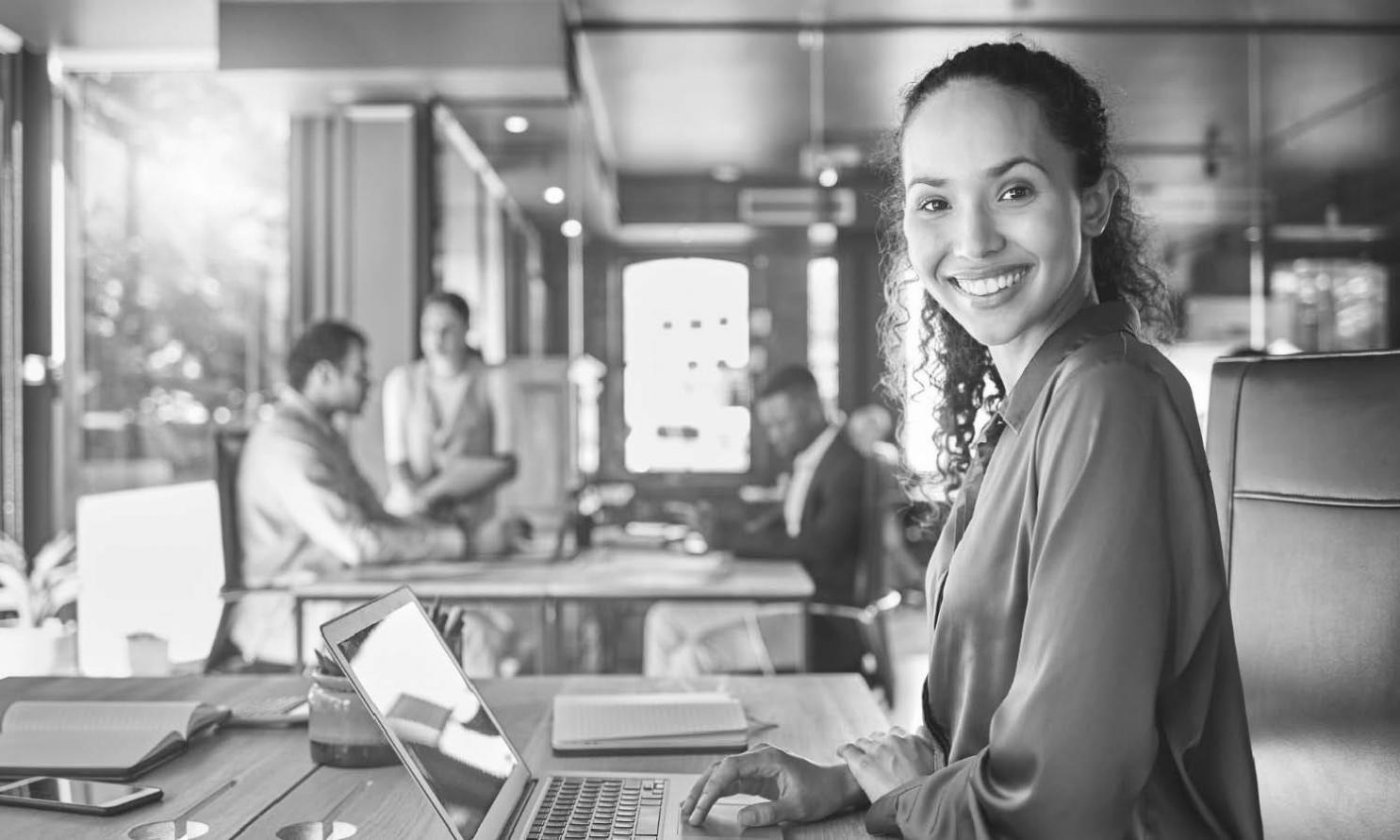 Ambiente educativo innovativo con tecnologia moderna