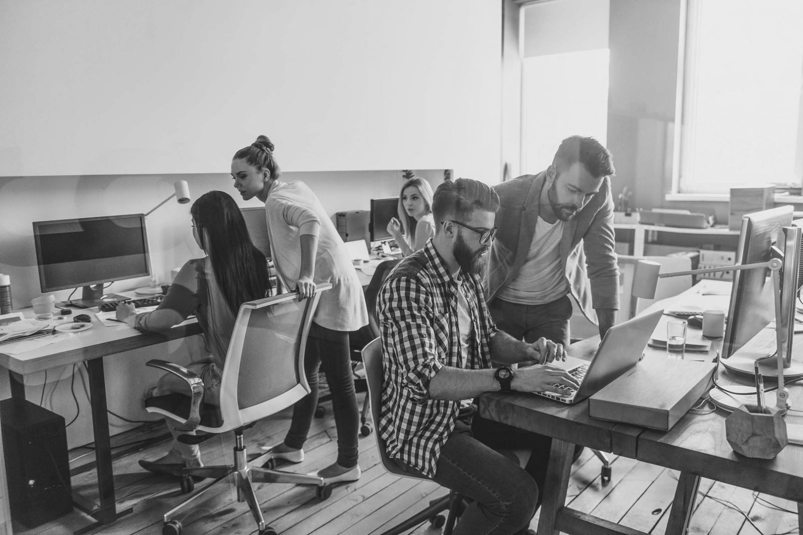 Studente che utilizza la piattaforma interattiva